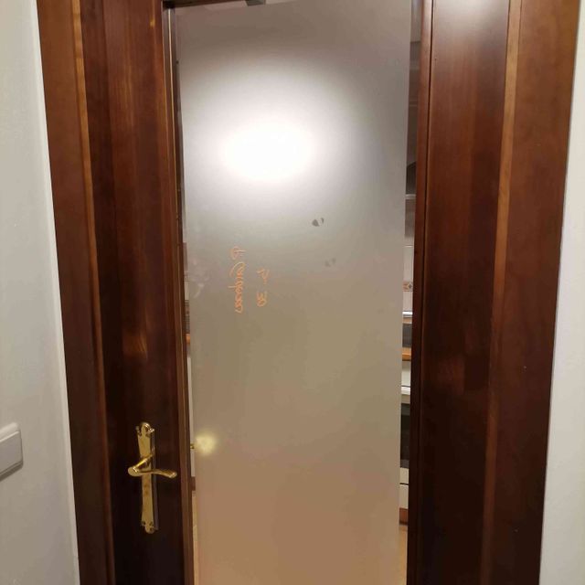 puerta de madera y cristal
